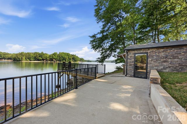 1367 Roundstone Road, Sherrills Ford, NC 28673