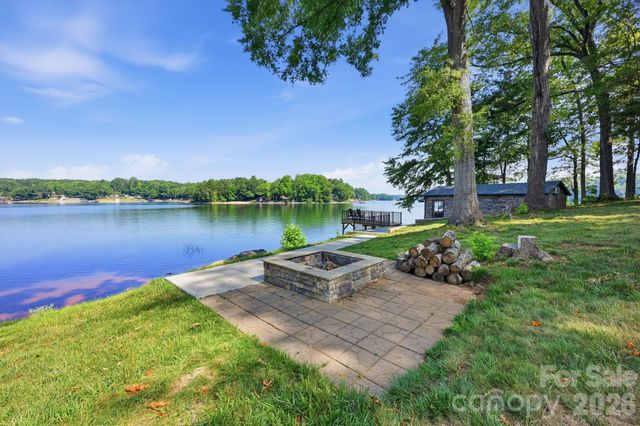 1367 Roundstone Road, Sherrills Ford, NC 28673