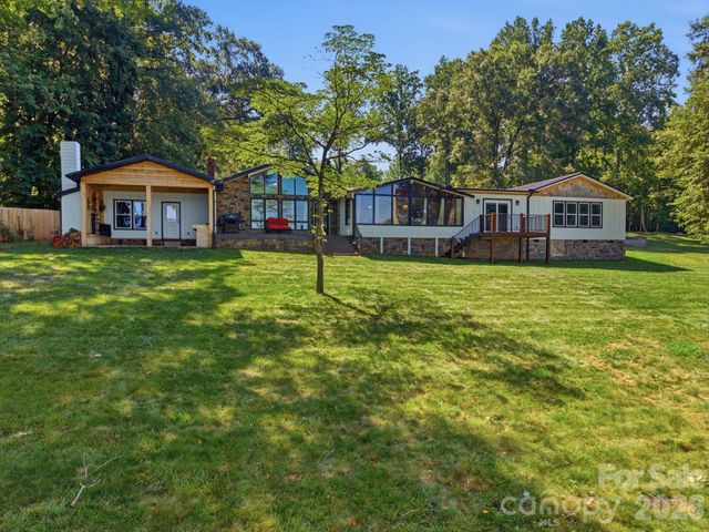 1367 Roundstone Road, Sherrills Ford, NC 28673