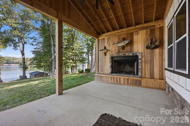 1367 Roundstone Road, Sherrills Ford, NC 28673