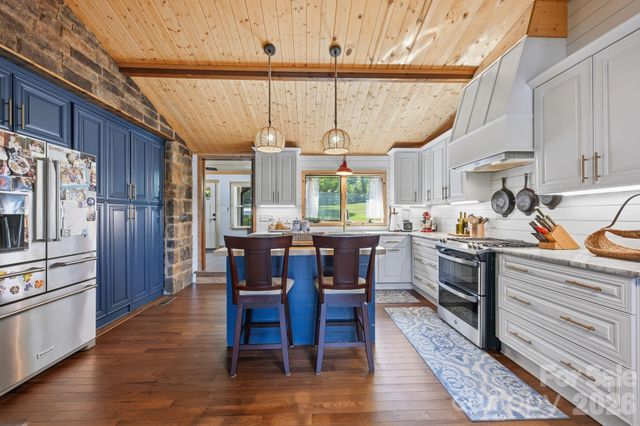 1367 Roundstone Road, Sherrills Ford, NC 28673