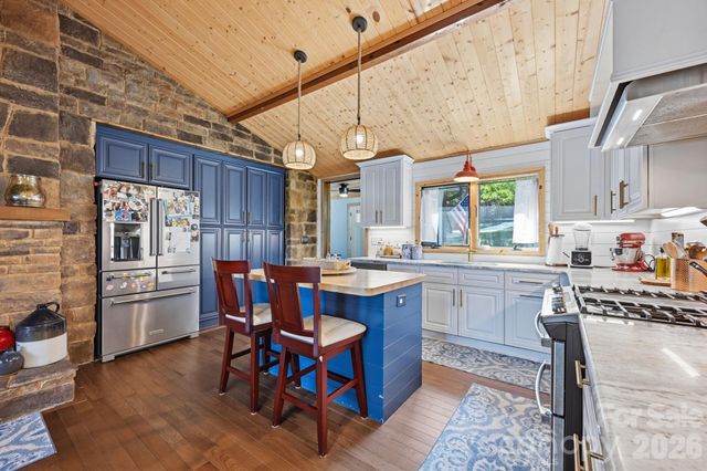 1367 Roundstone Road, Sherrills Ford, NC 28673