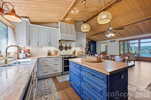 1367 Roundstone Road, Sherrills Ford, NC 28673