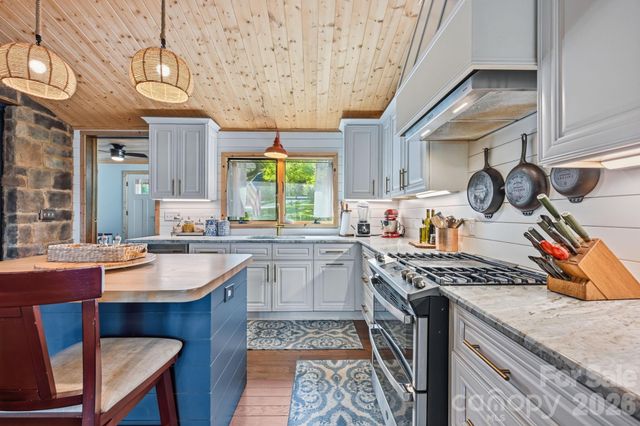 1367 Roundstone Road, Sherrills Ford, NC 28673