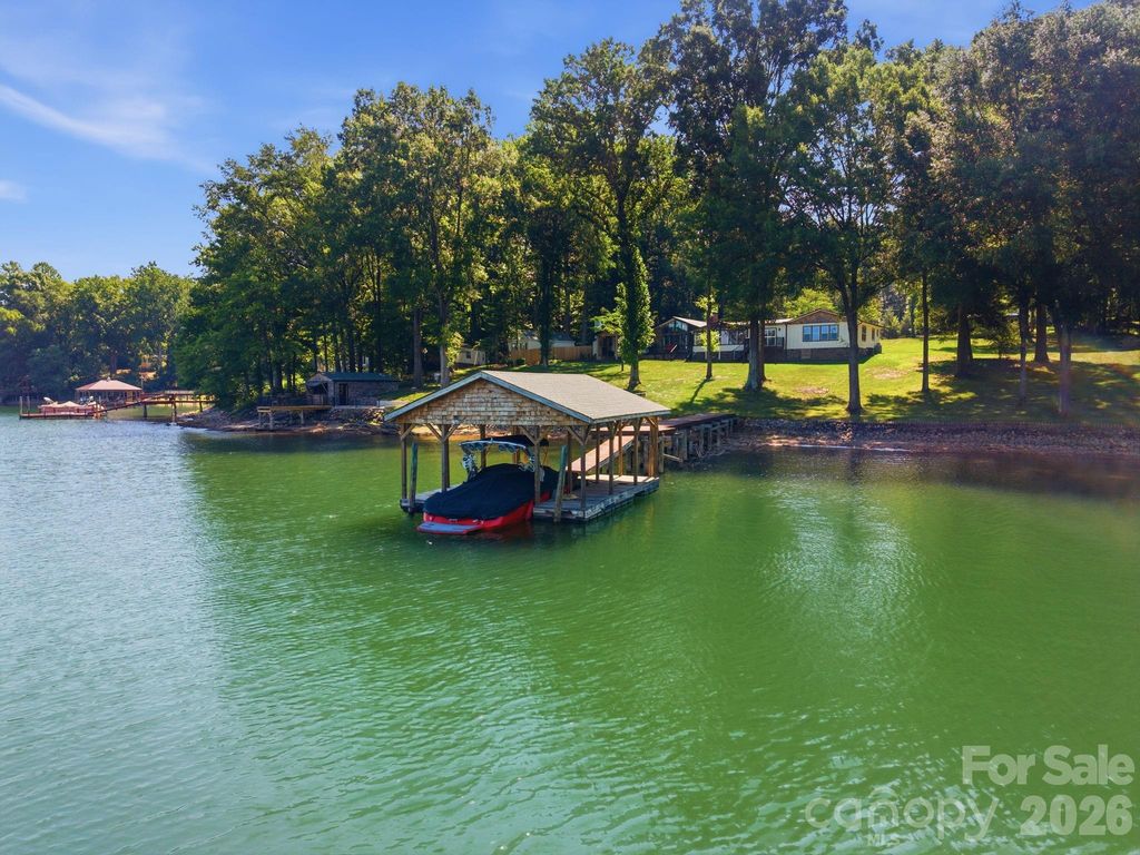 1367 Roundstone Road, Sherrills Ford, NC 28673
