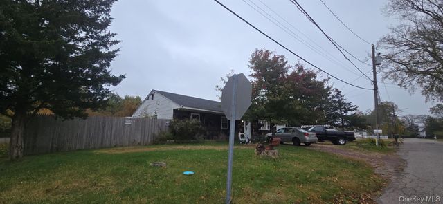 21 Astoria Road, Mastic Beach, NY 11951