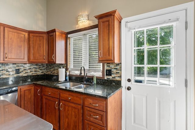 8 Gushee Ln, Taunton, MA 02780