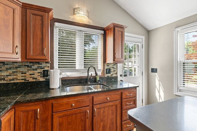 8 Gushee Ln, Taunton, MA 02780