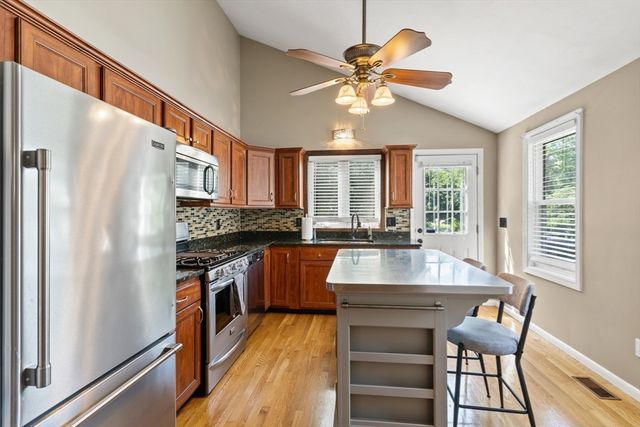 8 Gushee Ln, Taunton, MA 02780