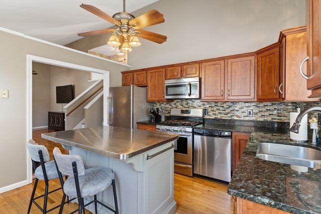 8 Gushee Ln, Taunton, MA 02780