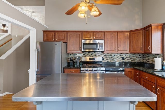 8 Gushee Ln, Taunton, MA 02780