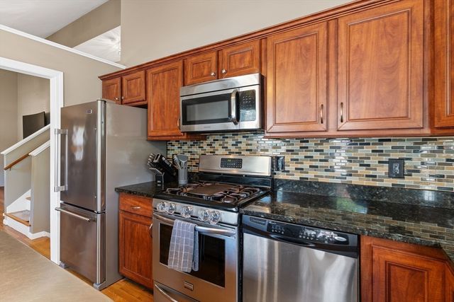 8 Gushee Ln, Taunton, MA 02780