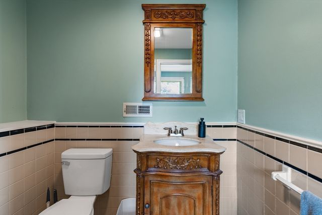 8 Gushee Ln, Taunton, MA 02780