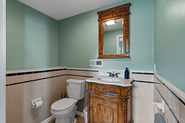 8 Gushee Ln, Taunton, MA 02780