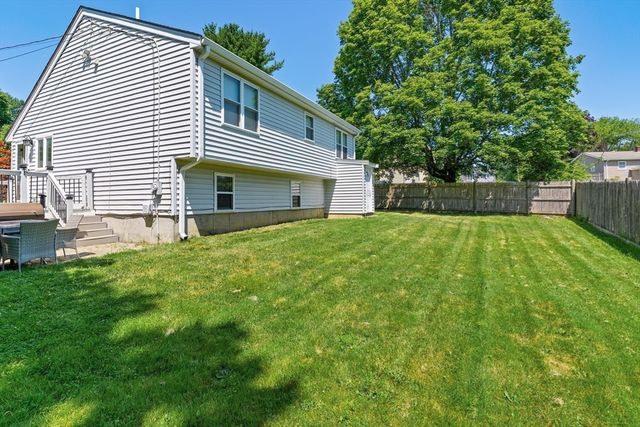 8 Gushee Ln, Taunton, MA 02780