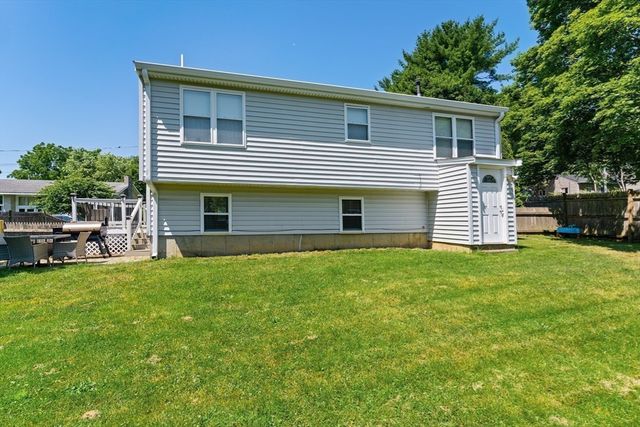 8 Gushee Ln, Taunton, MA 02780