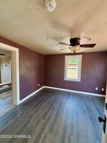 955 S Melendres Street, Las Cruces, NM 88005