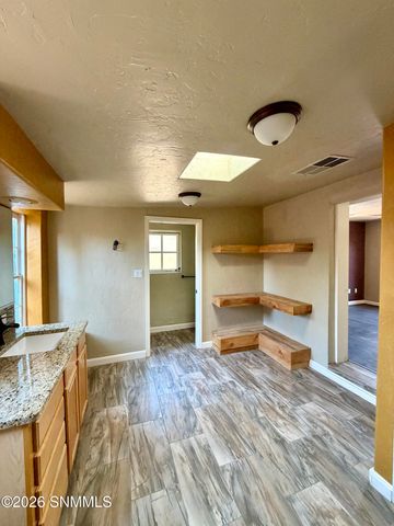 955 S Melendres Street, Las Cruces, NM 88005