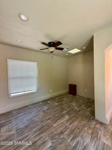 955 S Melendres Street, Las Cruces, NM 88005