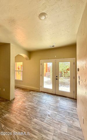 955 S Melendres Street, Las Cruces, NM 88005