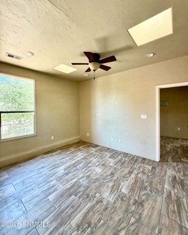 955 S Melendres Street, Las Cruces, NM 88005