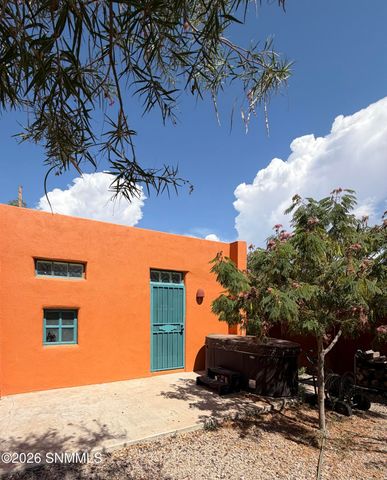 955 S Melendres Street, Las Cruces, NM 88005