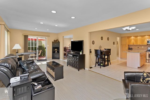 14 Thomas Paine Drive, Monroe, NJ 08831