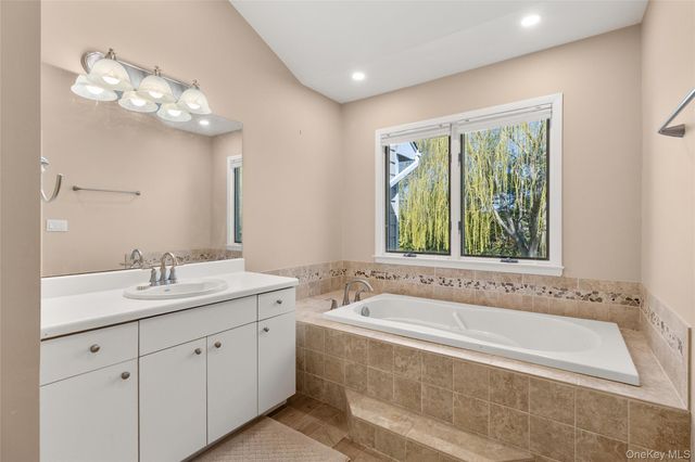 41 Doral Lane 41, Bay Shore, NY 11706