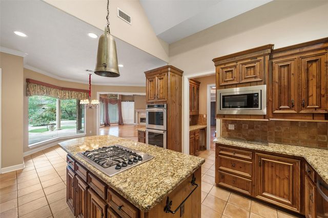21 Wedgewood Drive W, Montgomery, TX 77356