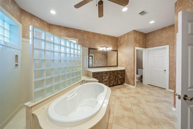 21 Wedgewood Drive W, Montgomery, TX 77356