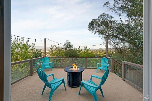 12 Haven Dr, Petaluma, CA 94952