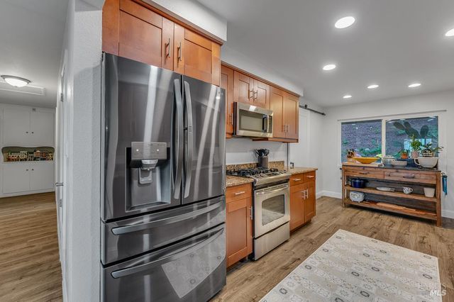 12 Haven Dr, Petaluma, CA 94952