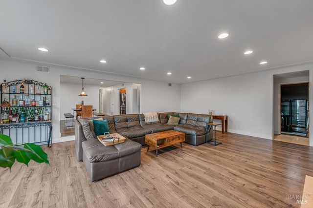 12 Haven Dr, Petaluma, CA 94952