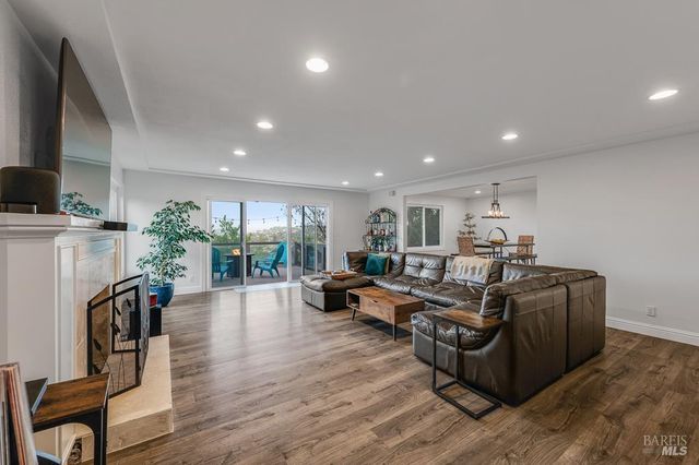 12 Haven Dr, Petaluma, CA 94952