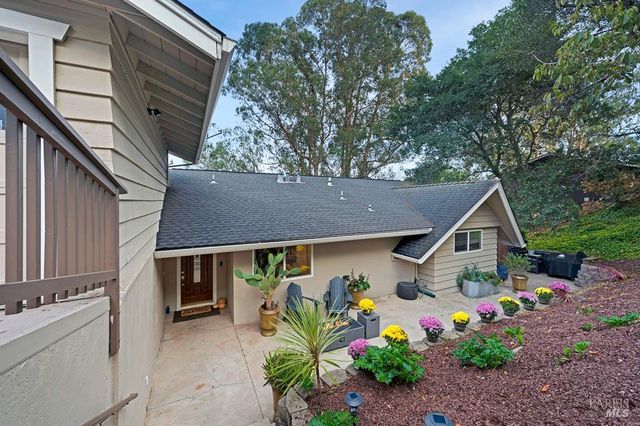 12 Haven Dr, Petaluma, CA 94952