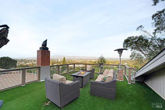 12 Haven Dr, Petaluma, CA 94952