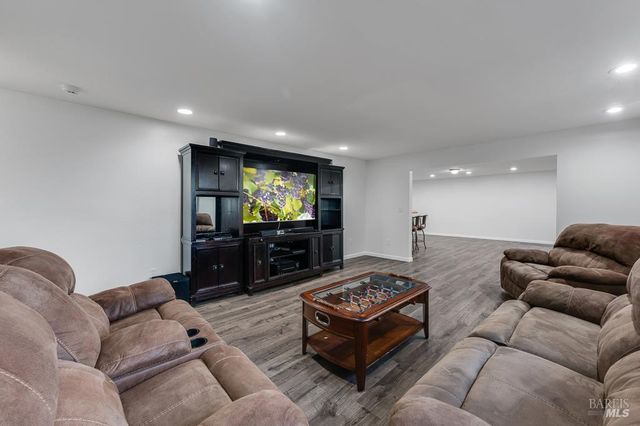 12 Haven Dr, Petaluma, CA 94952