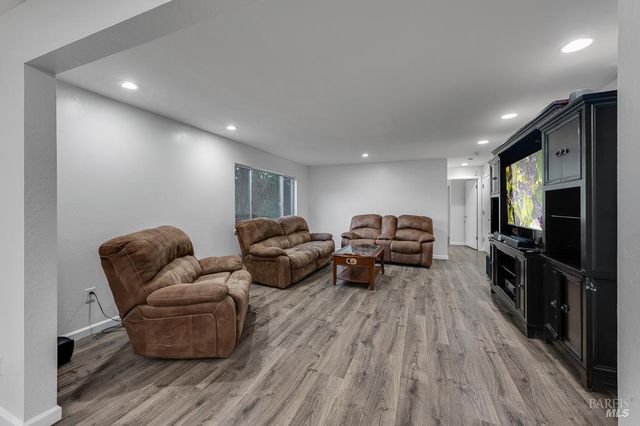 12 Haven Dr, Petaluma, CA 94952