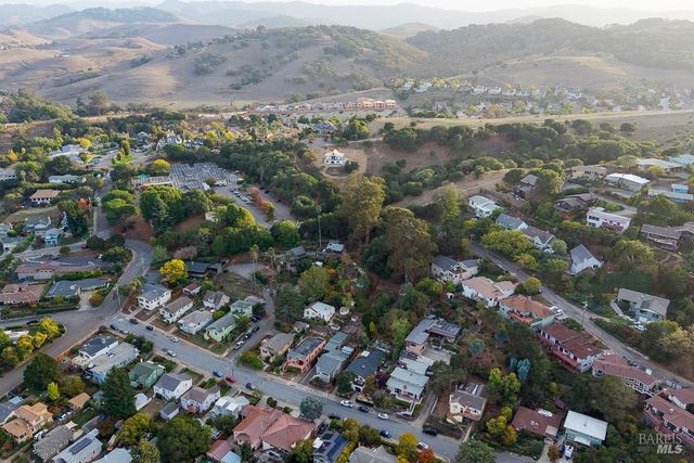 12 Haven Dr, Petaluma, CA 94952