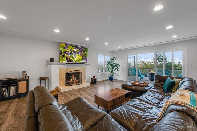 12 Haven Dr, Petaluma, CA 94952