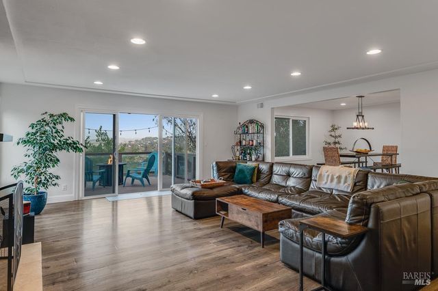 12 Haven Dr, Petaluma, CA 94952