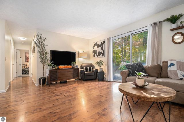 5636 Ellendale Drive, Lansing, MI 48911