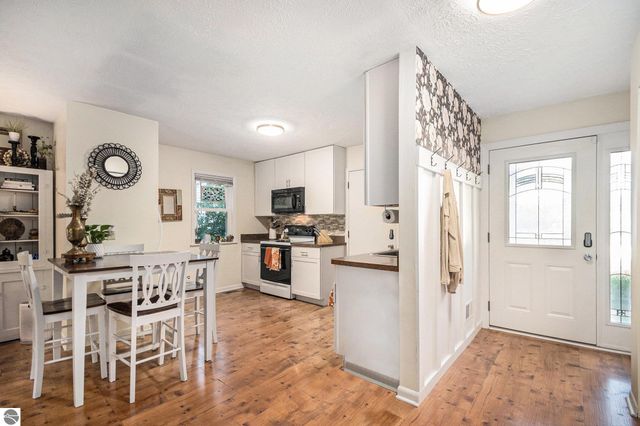 5636 Ellendale Drive, Lansing, MI 48911