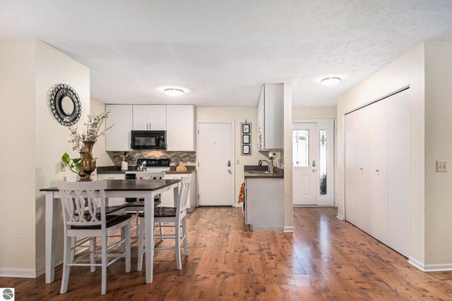 5636 Ellendale Drive, Lansing, MI 48911