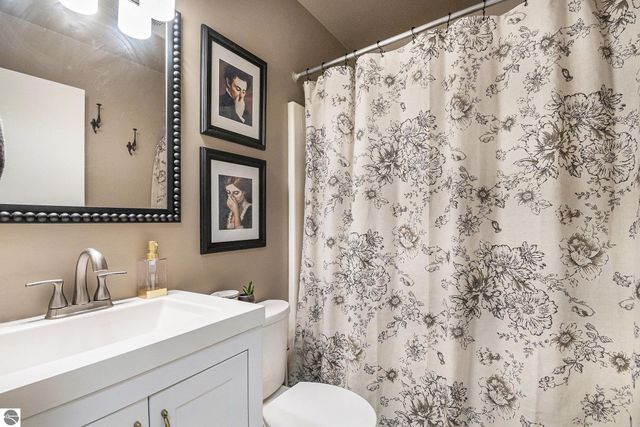 5636 Ellendale Drive, Lansing, MI 48911