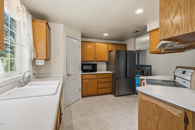 8320 Blackwell Road, Central Point, OR 97502