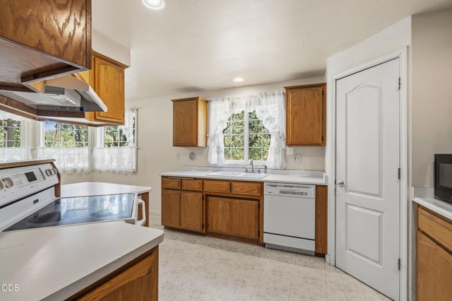 8320 Blackwell Road, Central Point, OR 97502