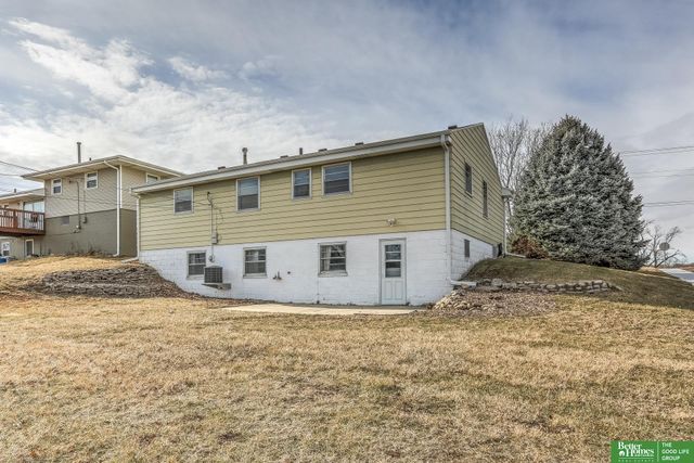 1829 Robertson Drive, Omaha, NE 68114