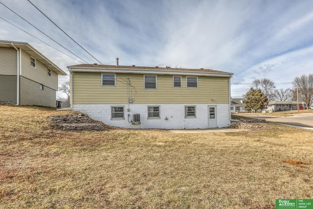 1829 Robertson Drive, Omaha, NE 68114