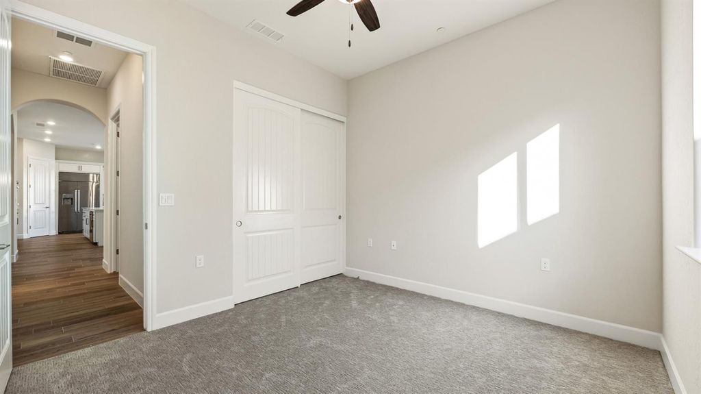 Image 8 of property listing at 2573 N Black Oak Drive, Fresno, CA 93727